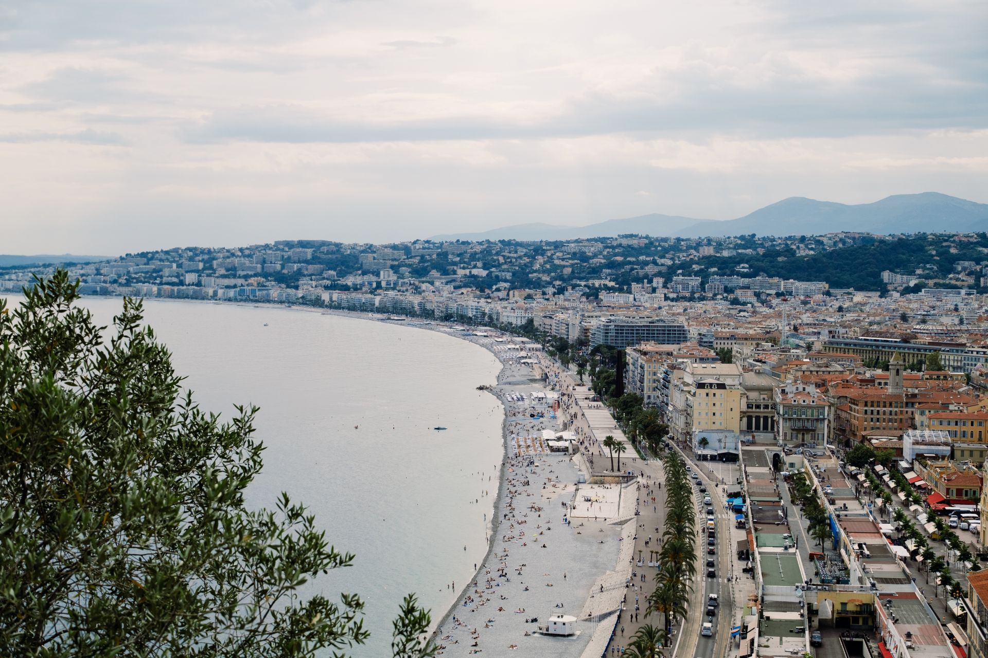 Vue de Nice : la Baie des Anges, la Promenade des Anglais et la ville, sur la Côte d'Azur